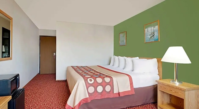 Deluxe Suite Super 8 by Wyndham Marshall