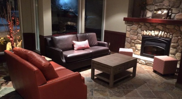 Wildwood Lodge by Peak to Green Accommodations, Rezerwuj Hotel Whistler Kolumbia Brytyjska