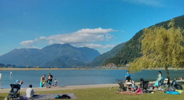 Четырёхместный номер Standard с видом на горы Harrison Lake Hotel