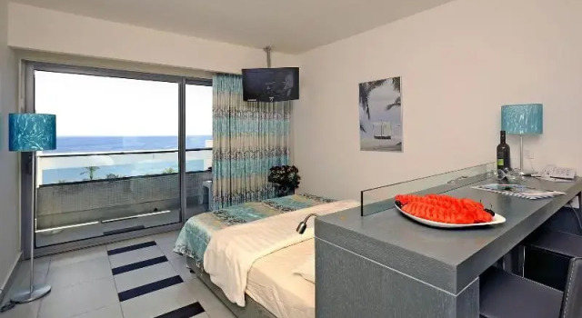Двухместный номер Standard с балконом Neptune Eilat By Dan Hotels