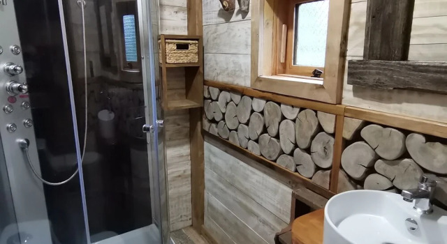 Коттедж с 2 комнатами с балконом Wonderful Rustic Cabin 2, With Native Logs, on the Banks of the Trancura River