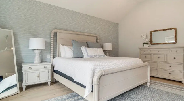 2 Mi to Public Beach! Cape Cod Gem w/ Fire Pit, Book Feriehus Hoteller i Mashpee med parkering, Parkering