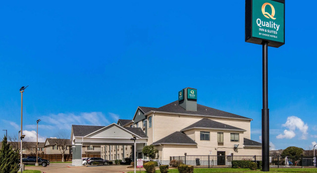 Quality Inn & Suites Fort Worth - Fossil Creek, Забронировать Отель Fossil Creek Форт-Уэрт, рядом с Гольф-клуб Fossil Creek