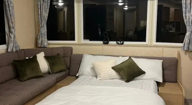 3 Bedroom Caravan - Sleeps 8 - Parking, Wifi, Pool