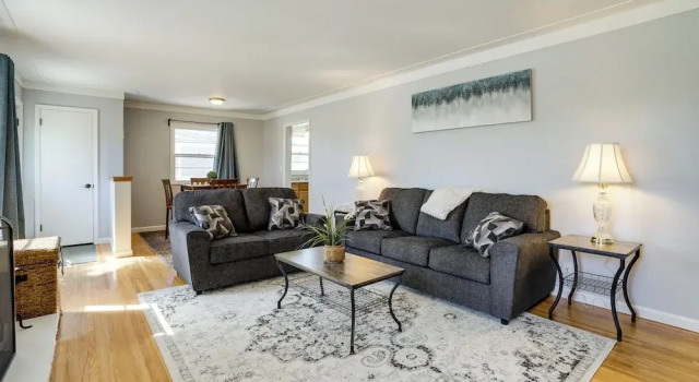 Inviting Minneapolis Vacation Rental w/ Game Room!, Varaa Hotelli Hotellit Minnesota pysäköinnillä, Pysäköinti