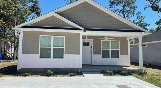 Sleep 10, NEW CONSTRUCTION home, half mile to beach, 3 BD 2 BA, 6 beds