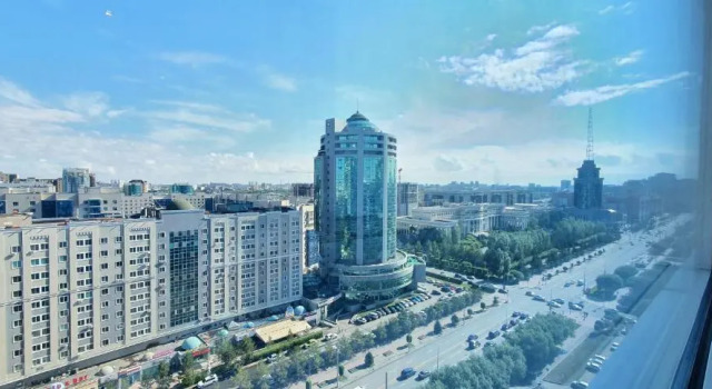 Новая,просторная 2х комн. квартира возле Байтерек
