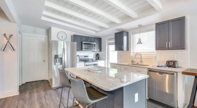 Коттедж Modern Oak Island Escape: 1 Mile to Long Beach!