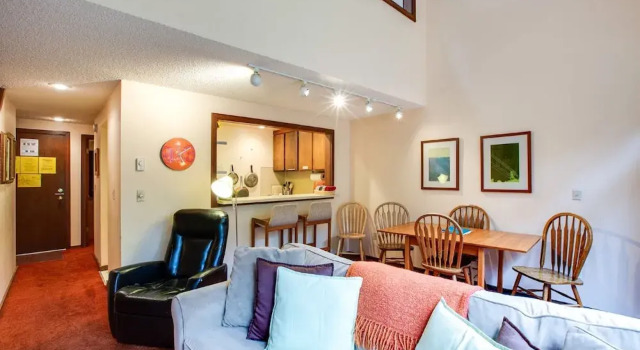85SW - Fireplace - WiFi - Washer/Dryer - Dishwasher - Sleeps 4, Buchen Sie Ferienhaus Hotels in Glacier mit Parkplatz, Parkplätze