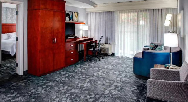 Двухместный люкс c 1 комнатой с балконом Courtyard by Marriott Richmond North