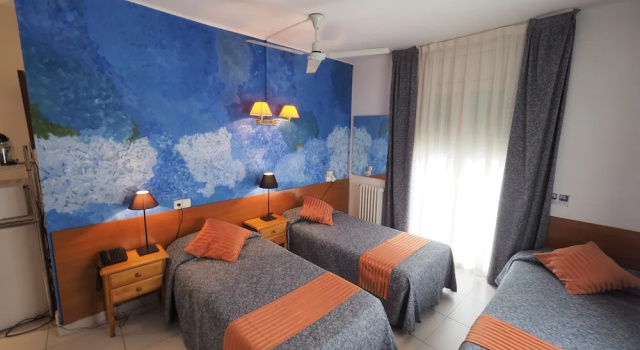 Трёхместный номер Standard с балконом Hotel Montserrat