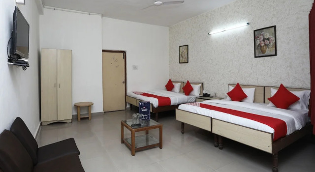 OYO 11937 Hotel Meedo
