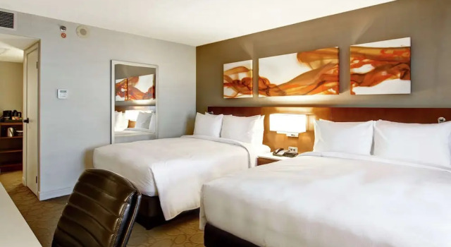 Четырёхместный номер Standard с балконом Hilton Mississauga/Meadowvale