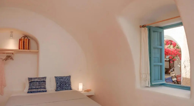Коттедж Santorinio Yellow House