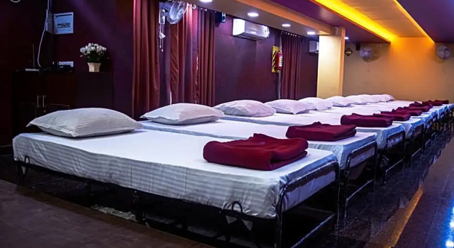 Кровать в общем номере Hotel Lotus