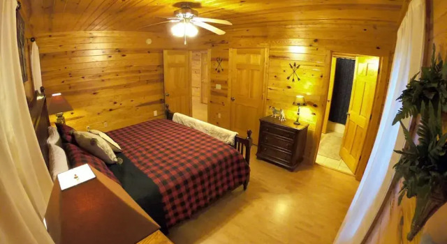 Beautiful Cabin w hot tub Sauna Pool Table