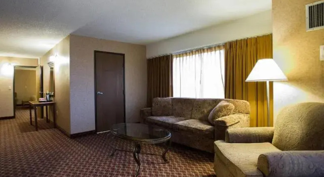 Люкс Ramada by Wyndham Topeka Downtown Hotel & Convention Center