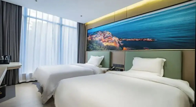 Четырёхместный номер Deluxe с видом на город Norman Hotel