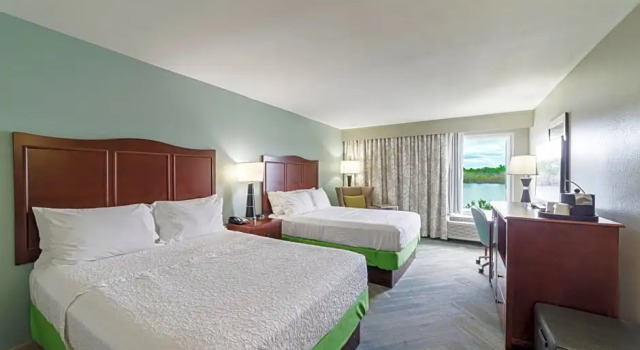 Четырёхместный номер Premium с видом на воду Hampton Inn Port Charlotte