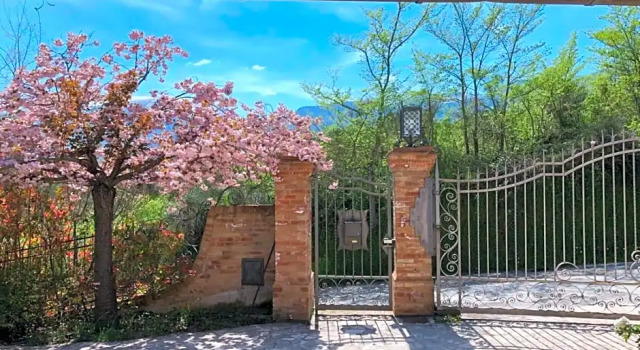 Luci sui Monti, Rezervovat Hotel Sarnano 