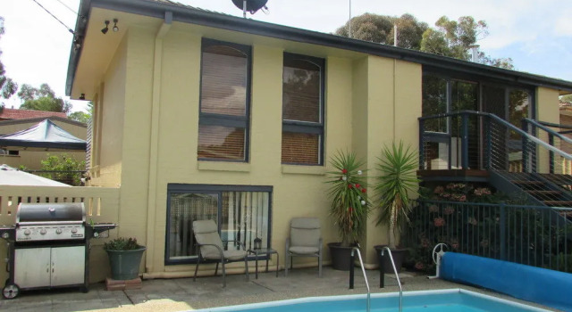 The Pommy Tree, Book Hotel Belconnen 