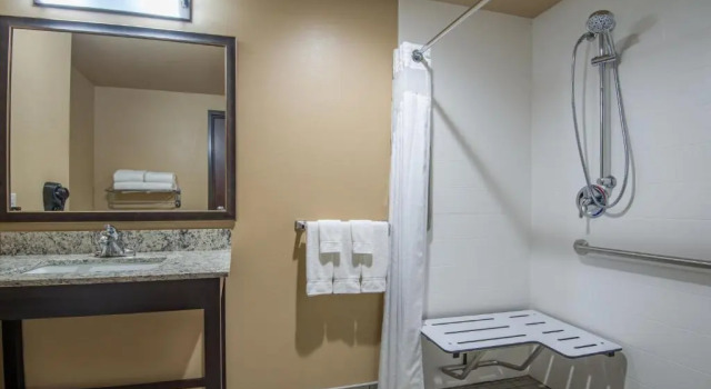 Четырёхместный номер Standard Holiday Inn Salina by IHG