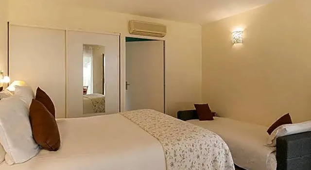 Кровать в общем номере Manoir de la Roche Torin, The Originals Relais