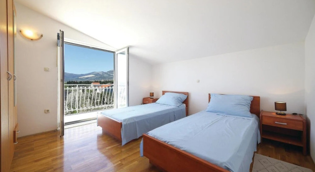 Nice Home in Kastel Luksic With Wifi and 3 Bedrooms