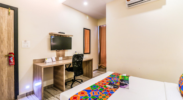 Номер Premium FabHotel Aksa International