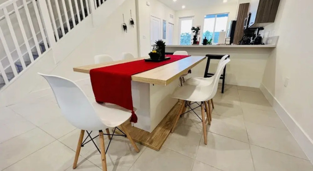 Номер Comfort Rare Find! NEW Corner House by MIA Best of Doral