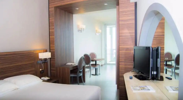 Люкс с балконом и с видом на море Waldorf Suite Hotel