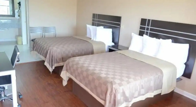 Четырёхместный номер Standard Regency Inn & Suites By Capital O Houston IAH Airport