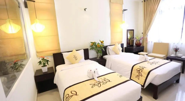 Кровать в общем номере с красивым видом из окна Numa Villa Near Old Town Hoi An