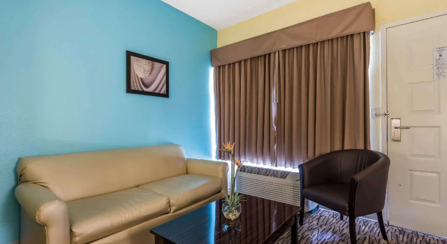 Двухместный номер Standard с видом на город Boca Suites Deerfield Beach; SureStay Collection by BW