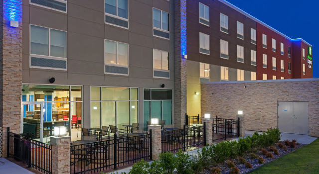 Holiday Inn Express & Suites Tulsa South - Woodland Hills by IHG