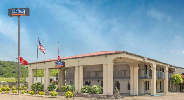 Кровать в общем номере Howard Johnson by Wyndham Chattanooga Lookout Mountain I-24