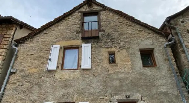 Petite maison rénovée entièrement à Chanac, Rezerwuj Hotel Hotele w Owernia z parkingiem, Parking
