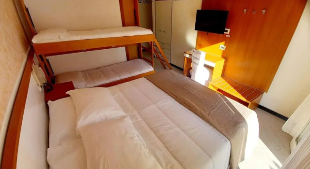Четырёхместный номер Standard с балконом Hotel Brotas