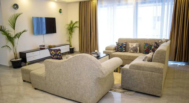 Семейные апартаменты с балконом и с видом на город Lux Suites Royal Oaks Residency