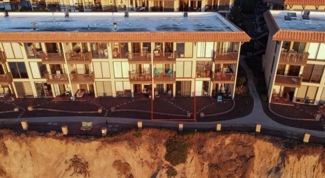 Remodeled Beachfront Condo With Pool and Beach Access Dmst14 by Redawning, Boek Hotel Solana Beach Californië