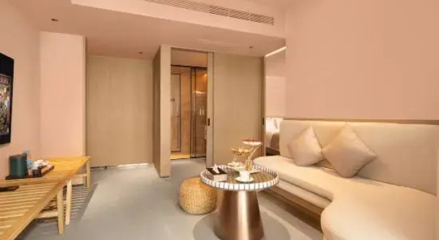 Двухместный люкс с балконом Xishuangbanna Jinghong Midu Suite Hotel (Starlight Night Market)