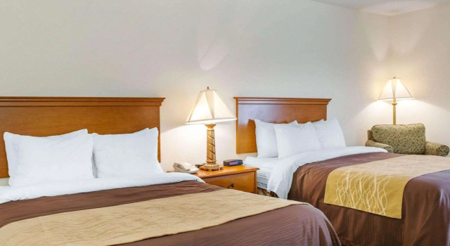 Четырёхместный номер Standard Quality Inn & Suites Near Amish Country