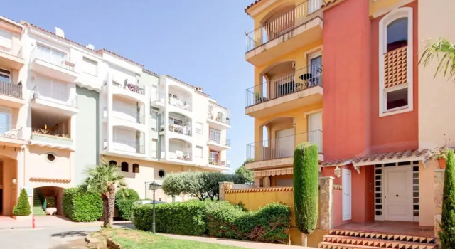 Beachside Stay w/ Pools, Забронировать Апартаменты/квартира Отели Alt Empordà с парковкой, Парковка