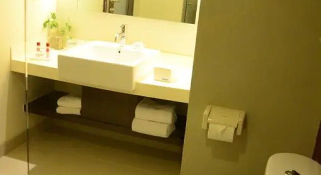 Номер Deluxe M-Regency Hotel Makassar