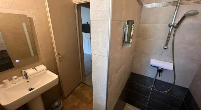 Трёхместный номер Standard Logis Hôtel Restaurant Saint Romain