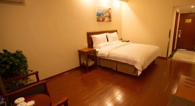 GreenTree Inn Chizhou Changjiang Middle Road Shangzhidu Commerce Square Express Hotel