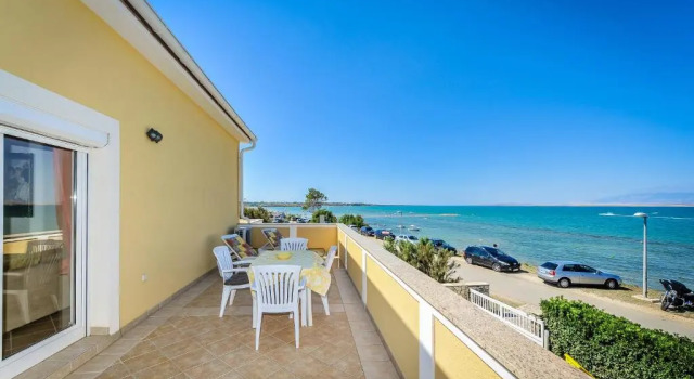 Апартаменты с 2 комнатами с балконом и с видом на море Apartments Dominique
