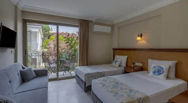 Студия c 1 комнатой с балконом и с видом на сад Rosy Suites Hotel
