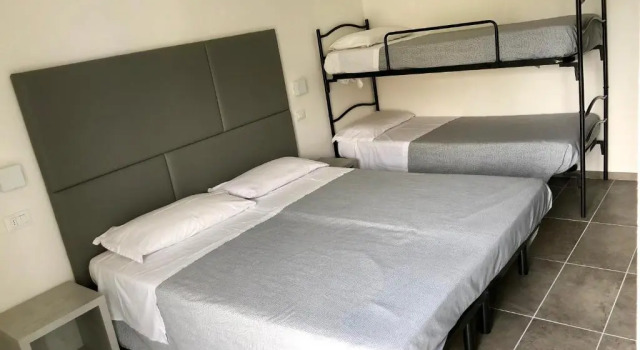 Четырёхместный номер Standard с балконом Hotel Eugenio