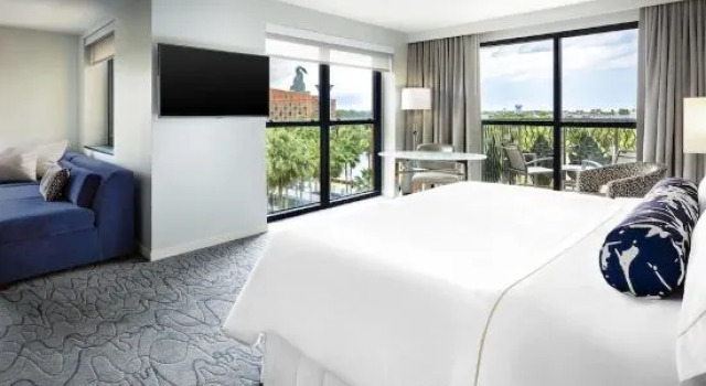 Двухместный номер Guest Deluxe с балконом и с видом на курорт Walt Disney World Swan